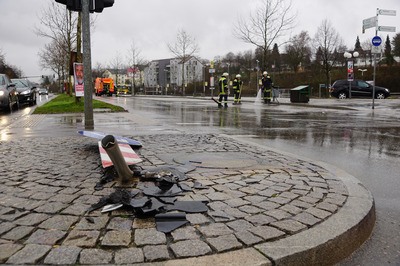 Kirchheim: PKW uebersieht Verkehrsinsel und ueberfaehrt Verkehrsschild